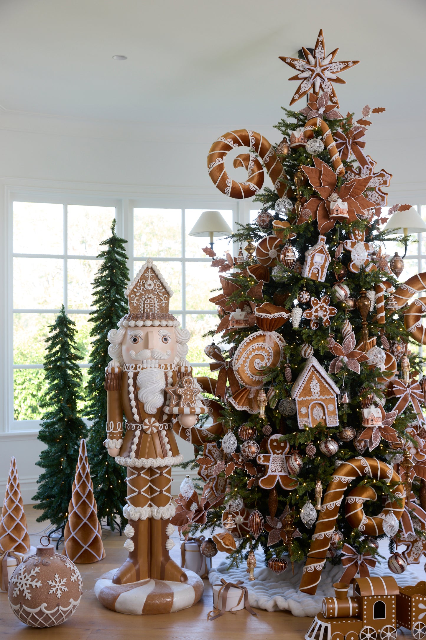 PIPED GINGERBREAD SNOWFLAKE BAUBLE