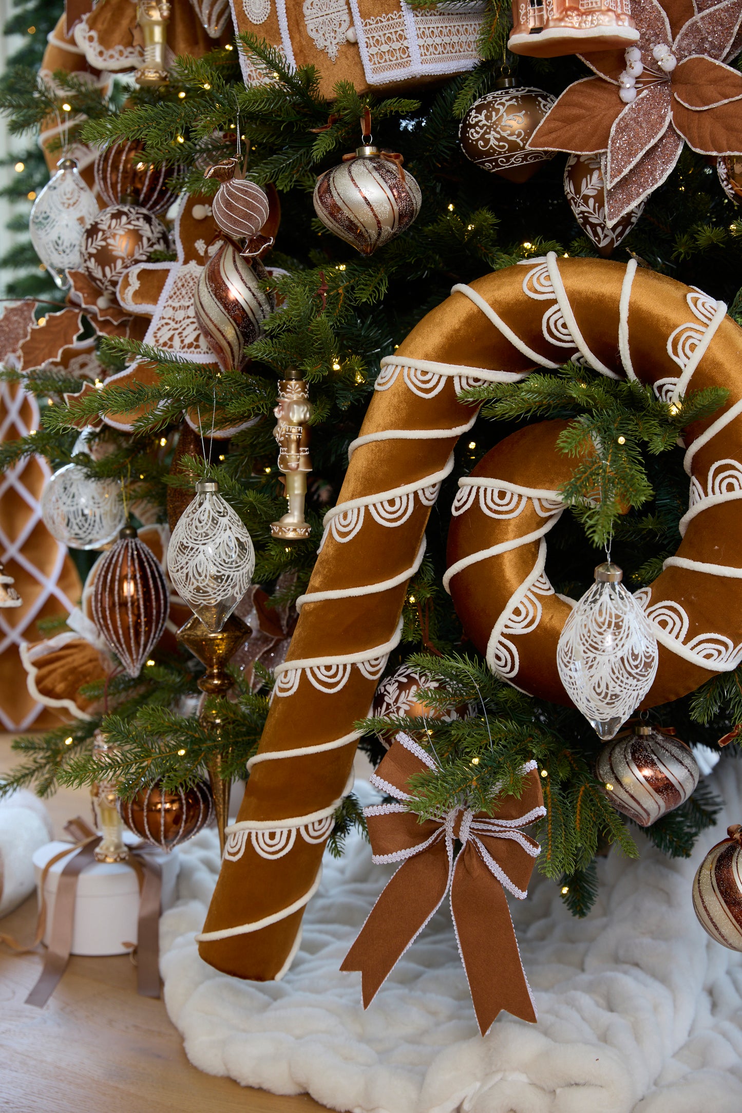 ELABORATE LACE GINGERBREAD CANDY CANE
