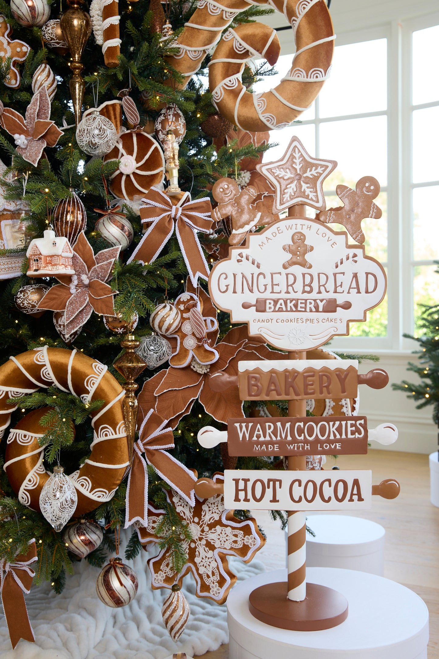 INTRICATE LACE GINGERBREAD SNOWFLAKE ORNAMENT