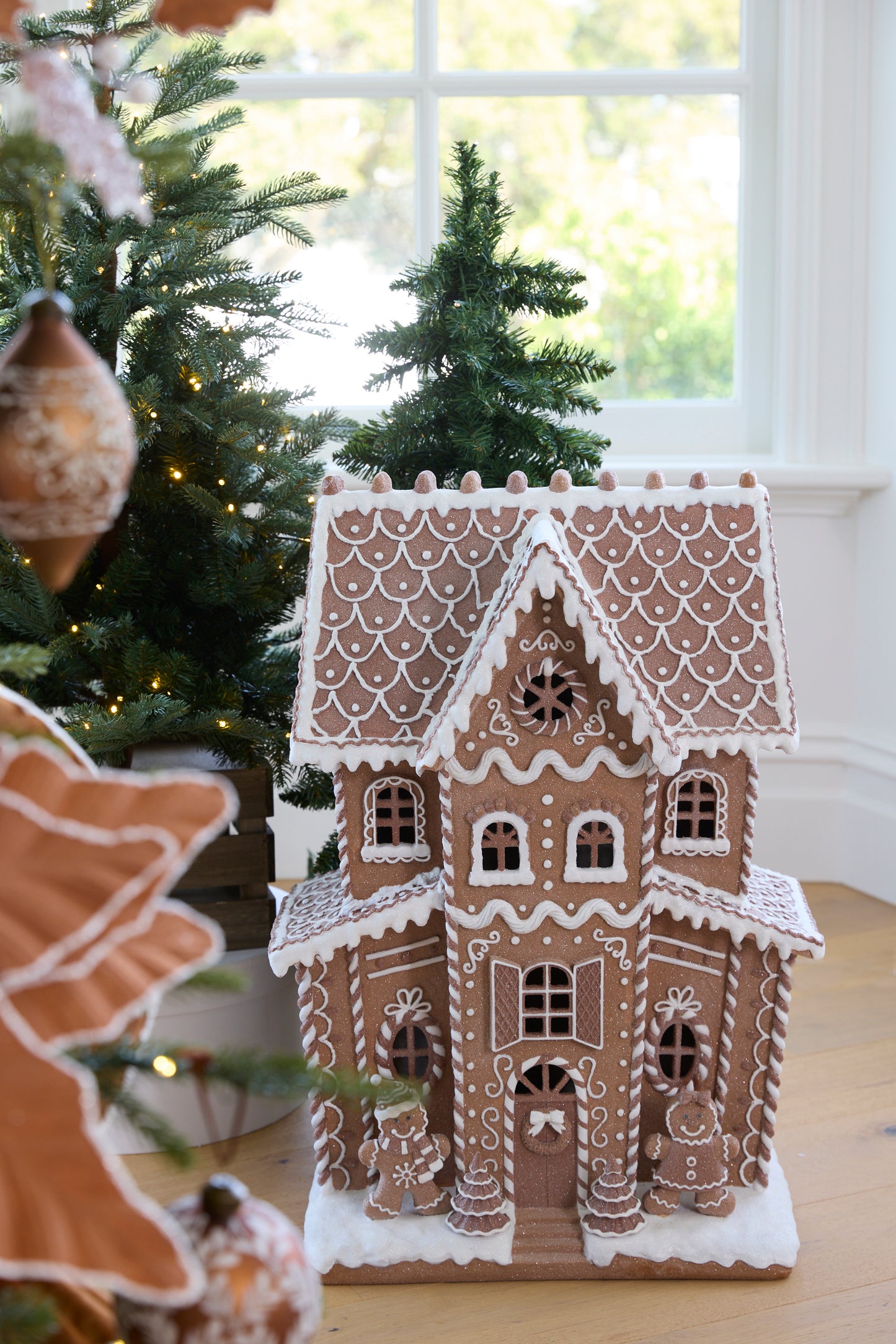 LED PIPED GINGERBREAD MANSION