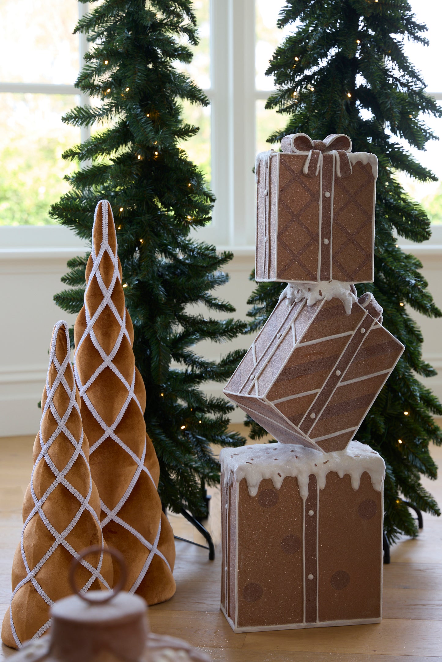 88 CM PIPED GINGERBREAD PRESENT STACK