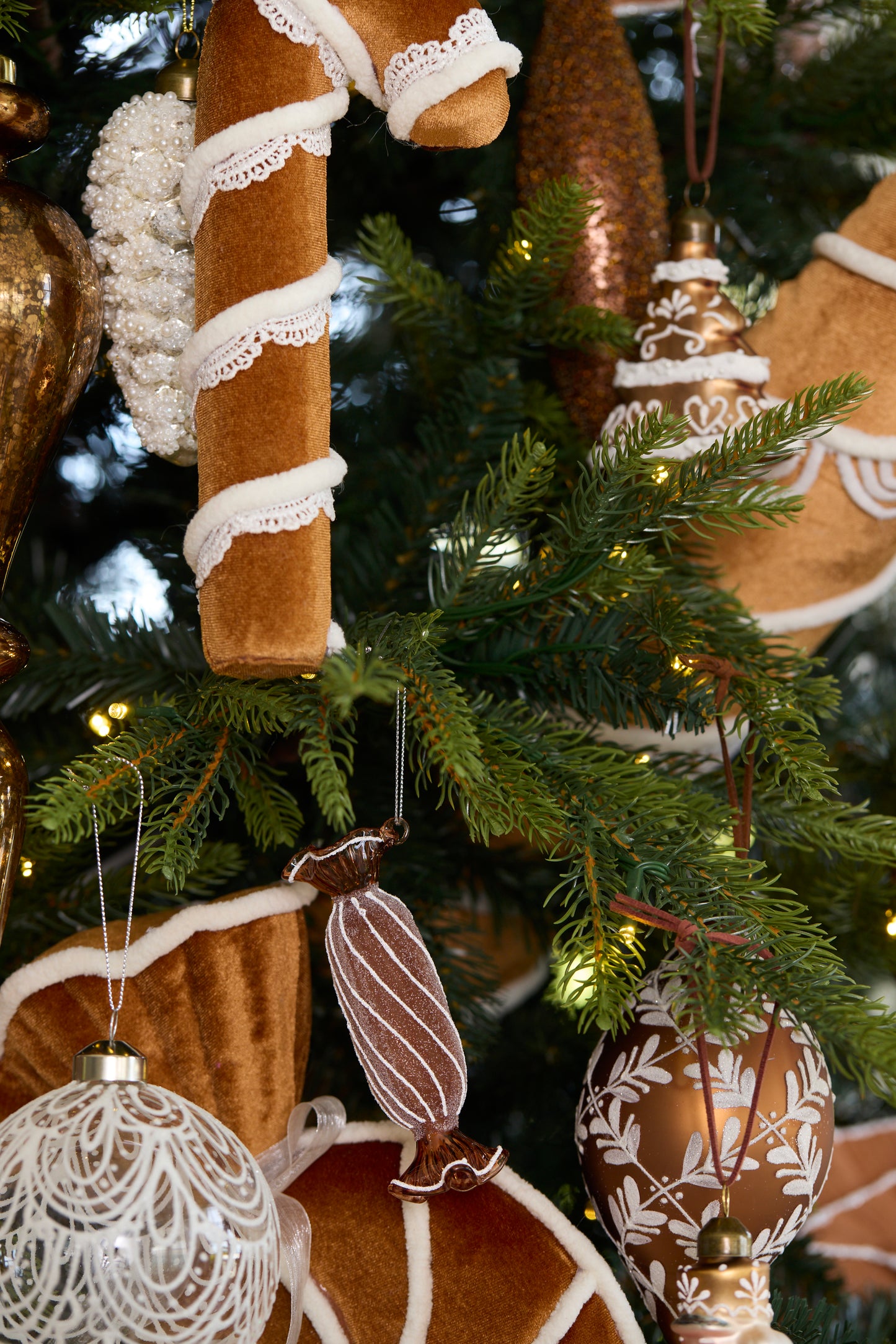 GINGERBREAD FLEUR DROP BAUBLE