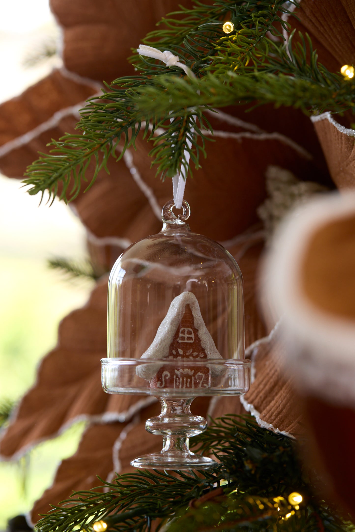 GLASS GINGERBREAD CLOCHE HANGING