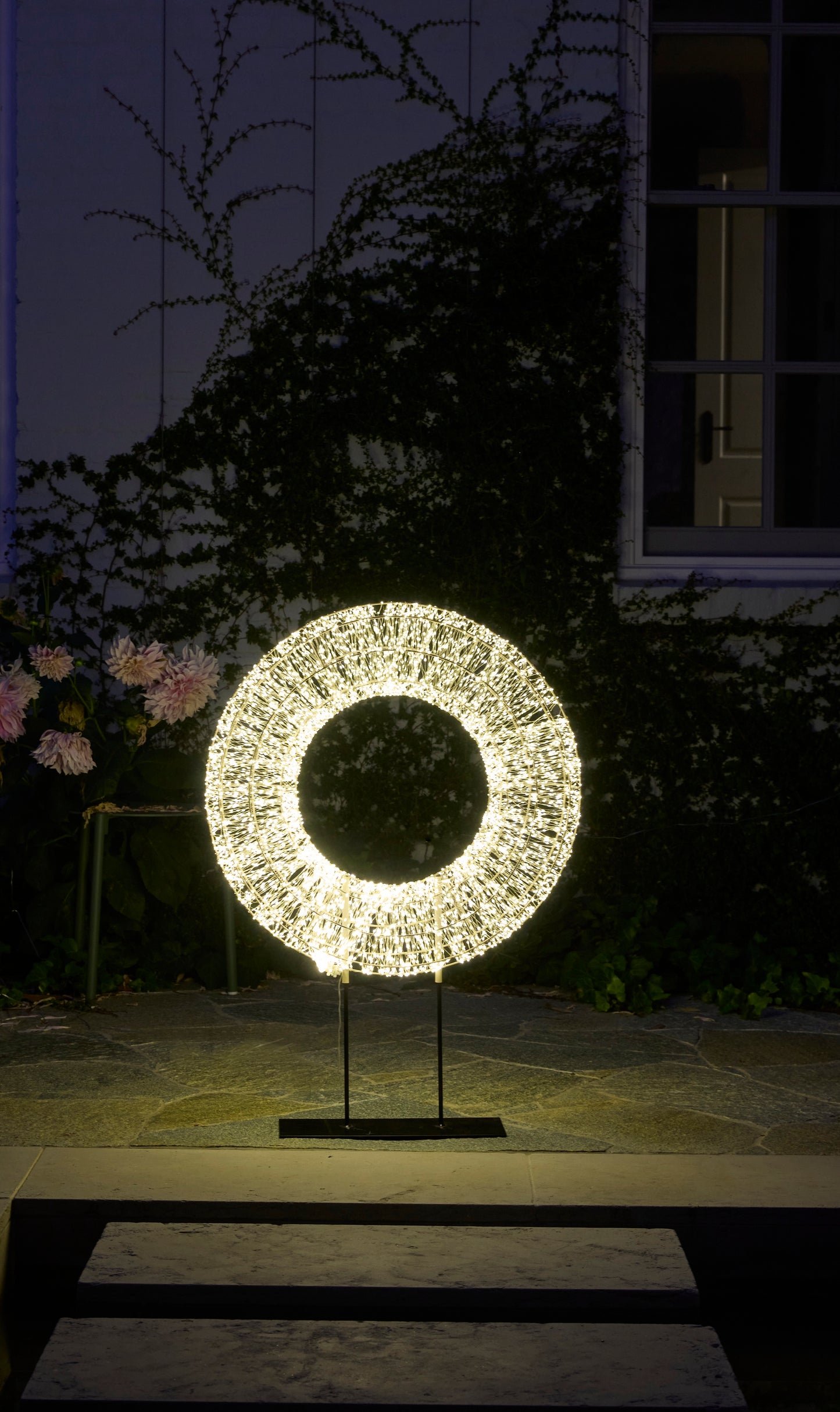 100 CM LED ILLUMINATED WREATH ON STAND