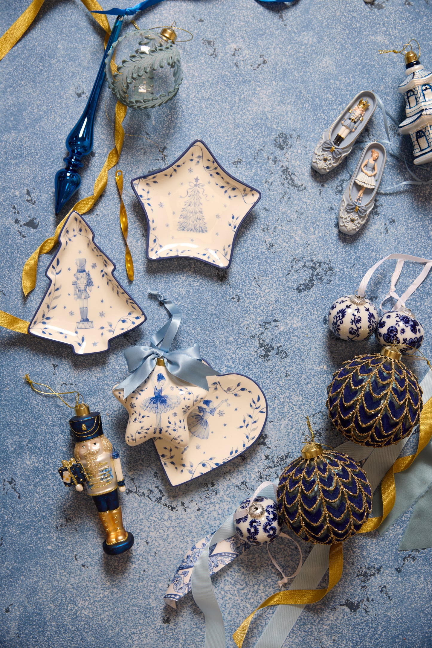 INTRICATE PIPED BLUE FERN BAUBLE