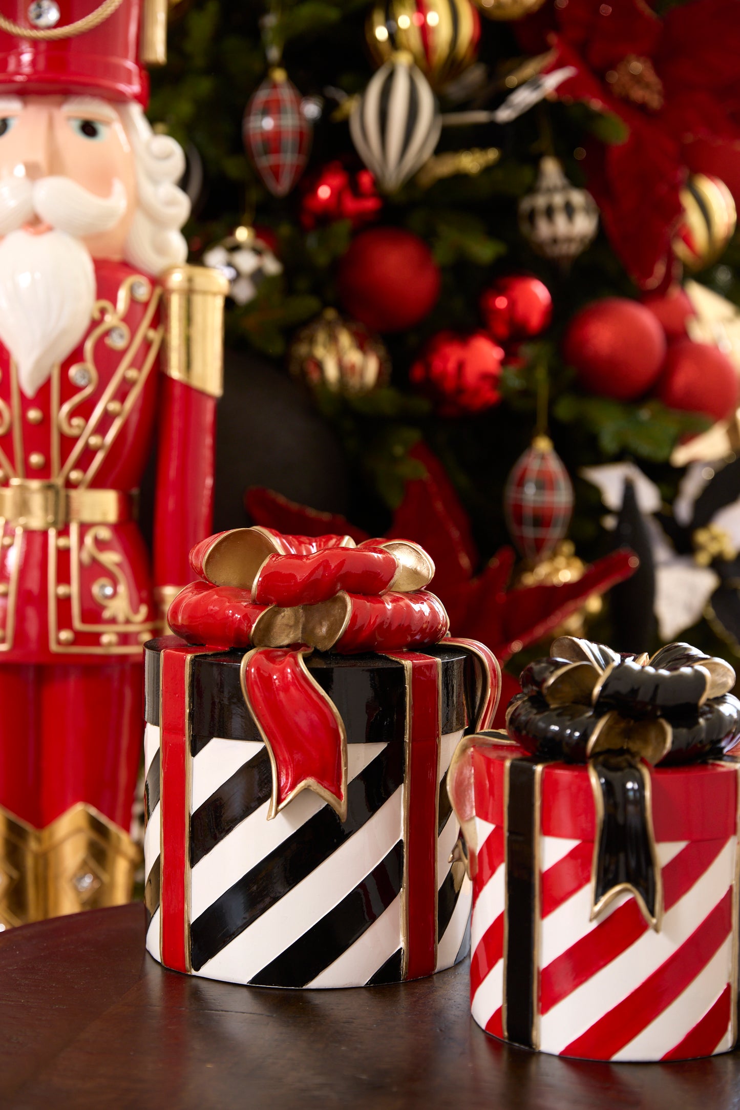 25.5 CM BLACK STRIPED PRESENT