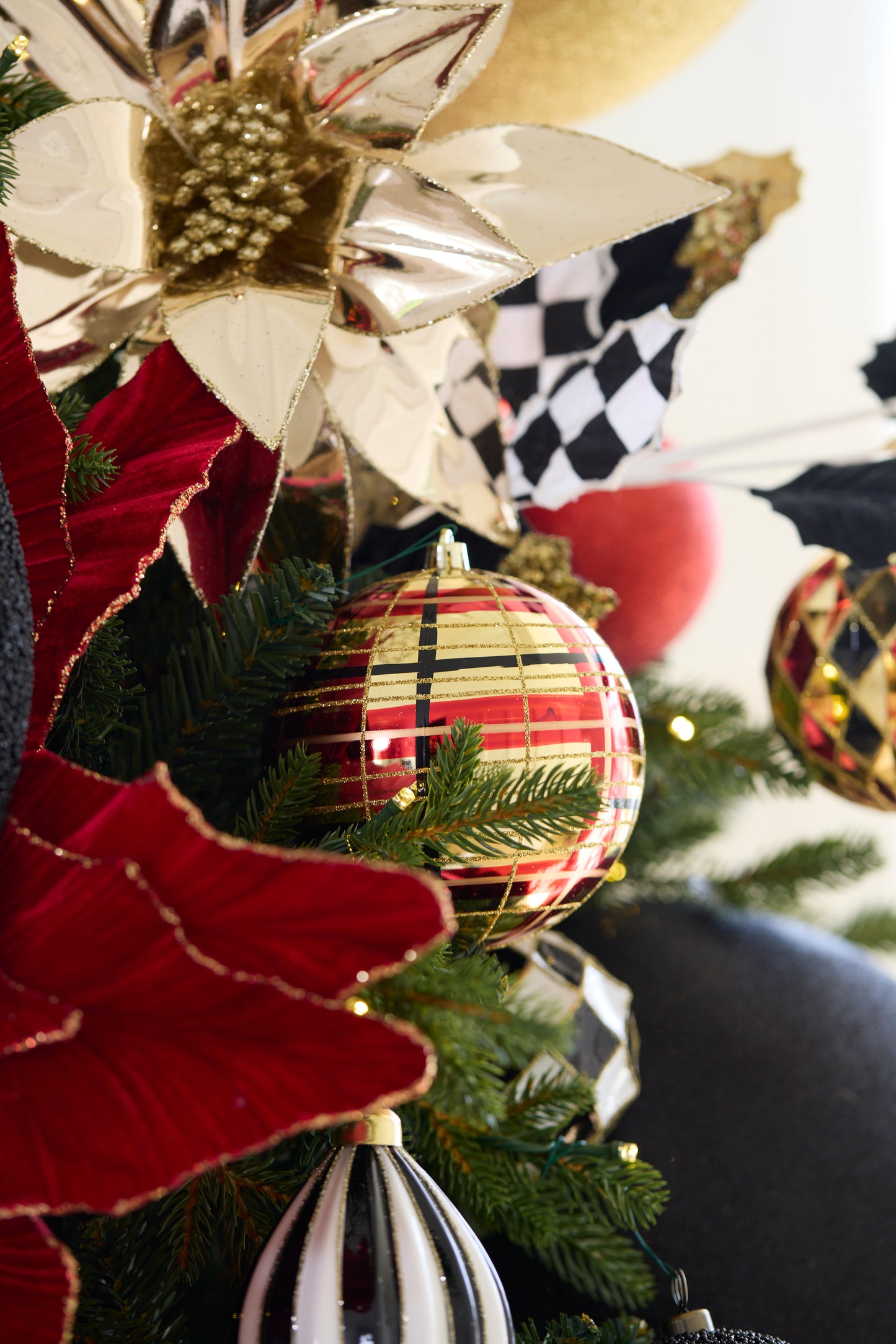 HIGH SHINE GOLD AND BLACK TRADITIONAL PLAID BAUBLE