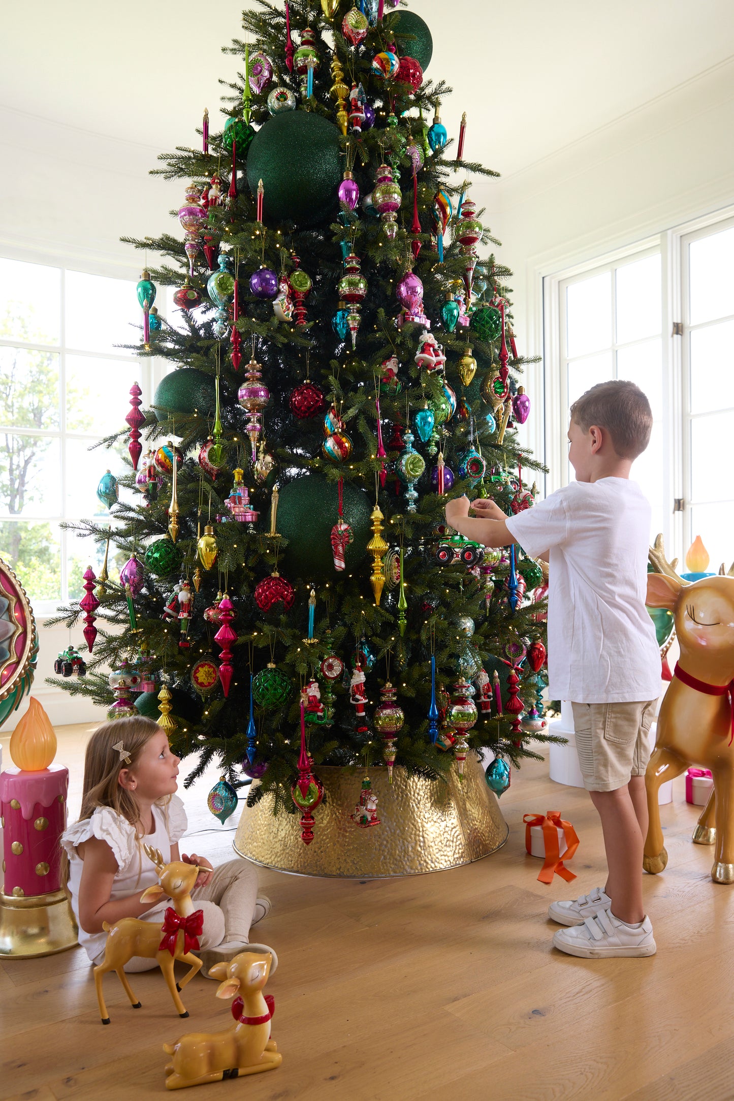 SITTING RETRO REINDEER WITH BOW