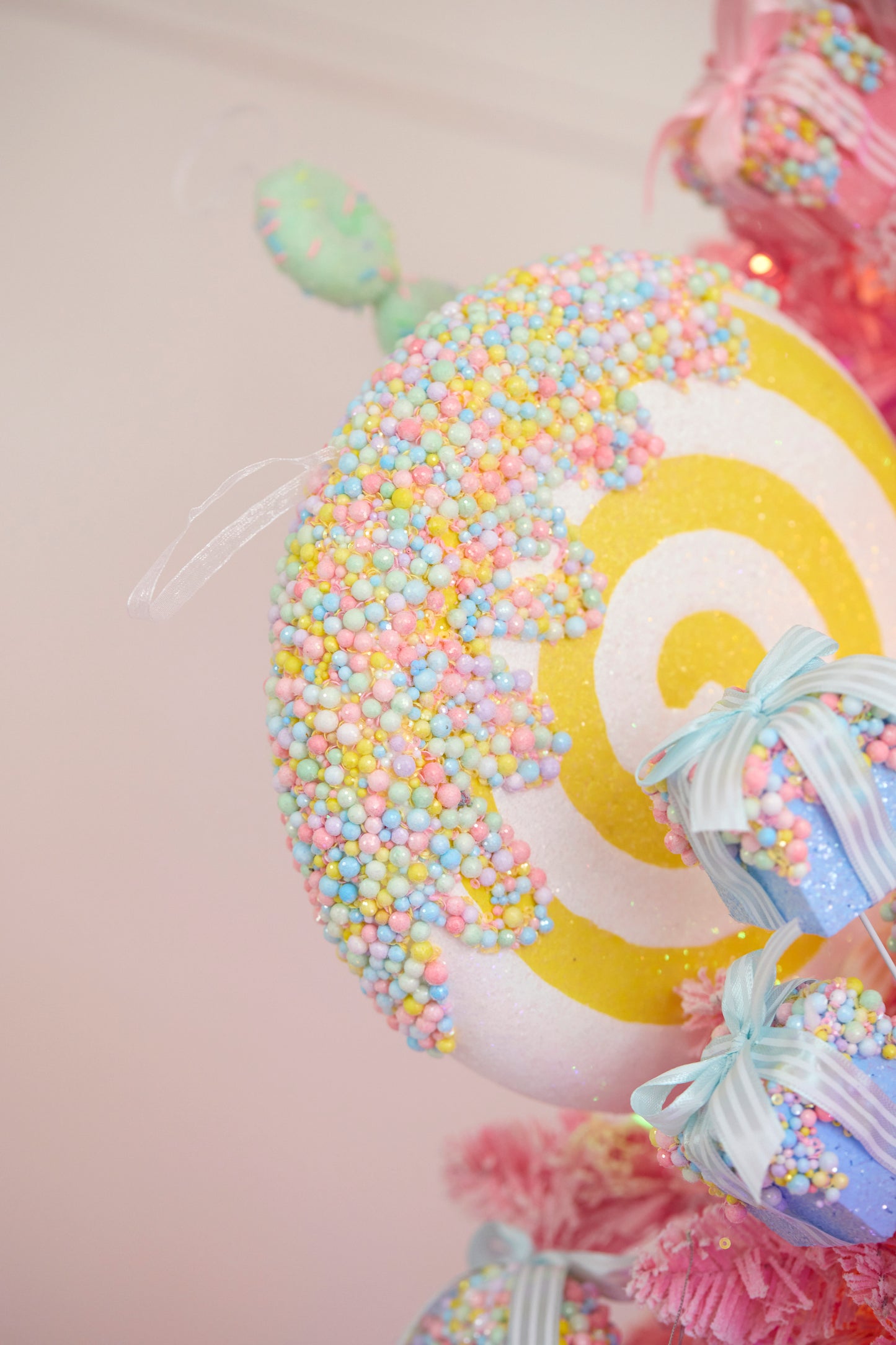 ICED SPRINKLE YELLOW SWIRL LOLLIPOP