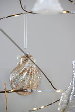 Load image into Gallery viewer, Mettalic Clam With Pearls Ornament
