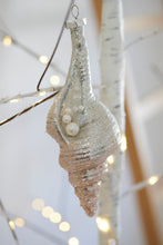 Load image into Gallery viewer, Metallic Conch With Pearls Hanging
