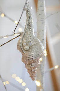 Metallic Conch With Pearls Hanging