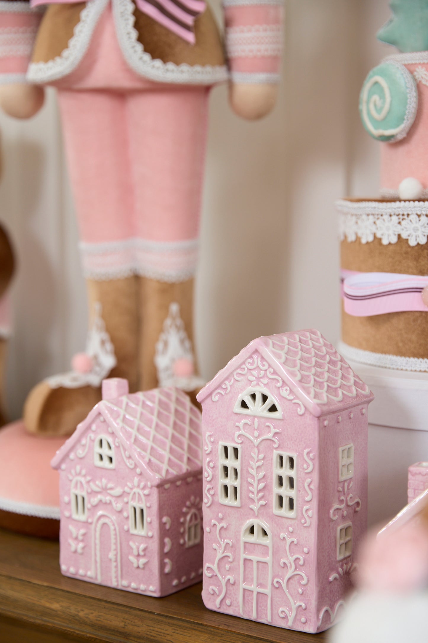 LED PINK GINGERBREAD TAVERN