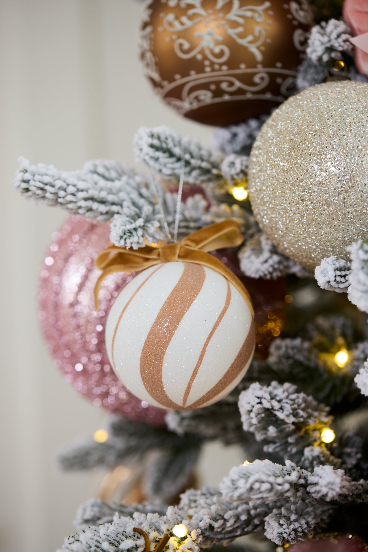 MINI WHITE GINGERBREAD SWIRL BAUBLE