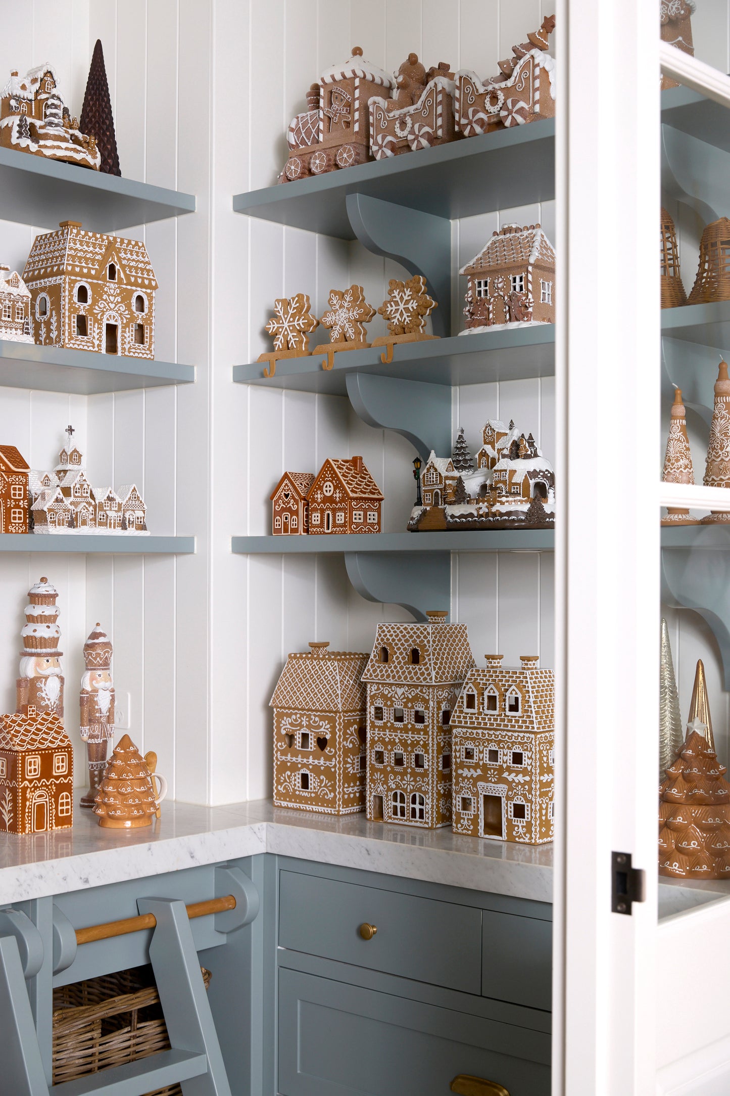 INTRICATE GINGERBREAD SNOWFLAKE STOCKING HOLDER