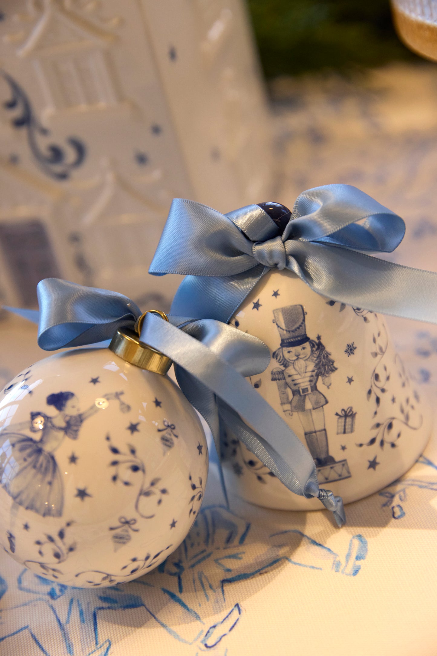 NUTCRACKER WONDERLAND BAUBLE ORNAMENT