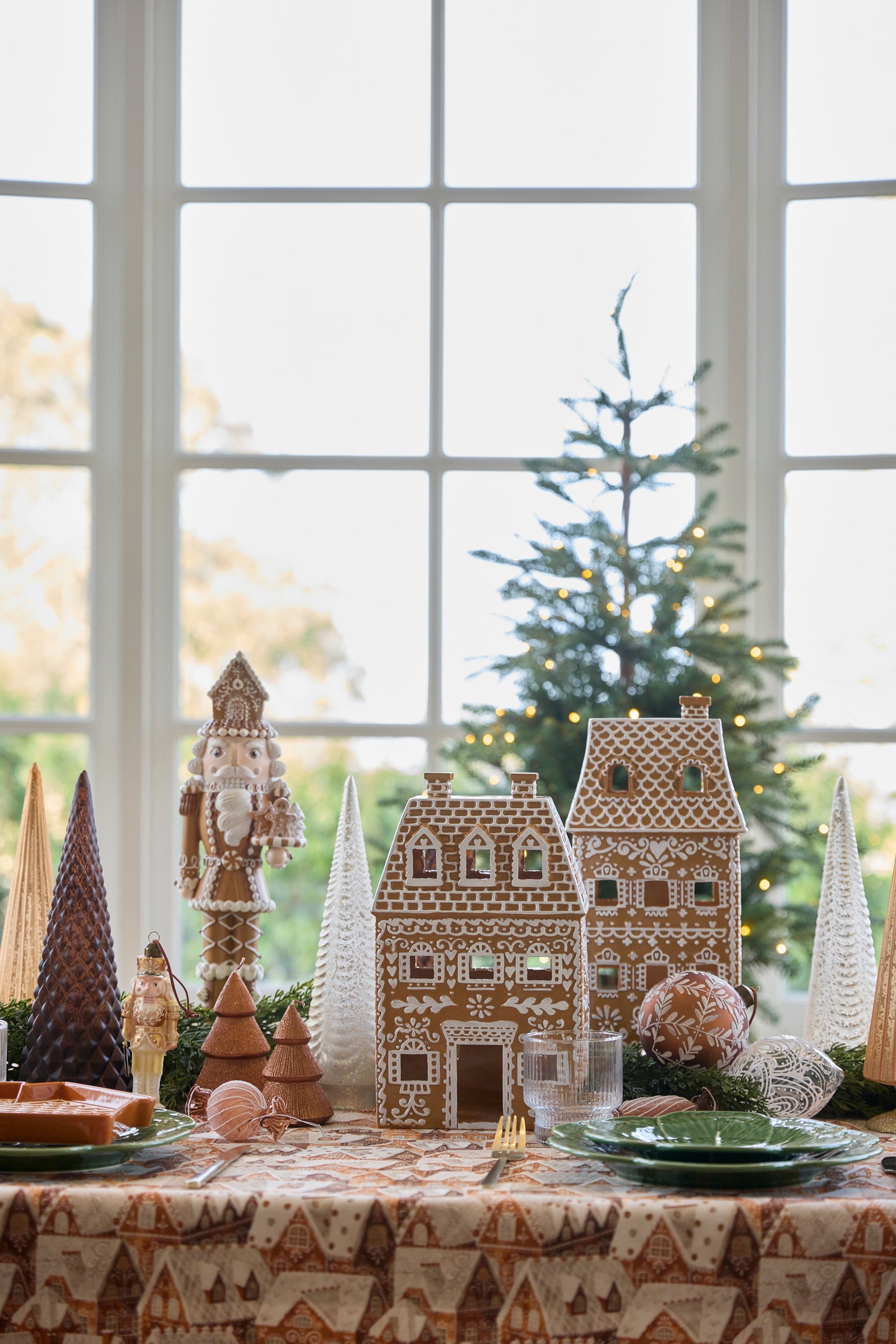 LED INTRICATE PIPED GINGERBREAD COTTAGE