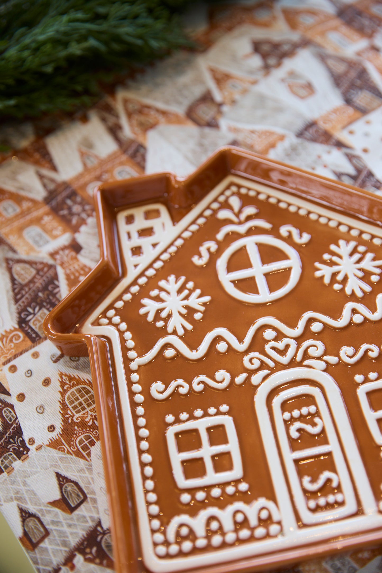 GINGERBREAD CABIN PLATE