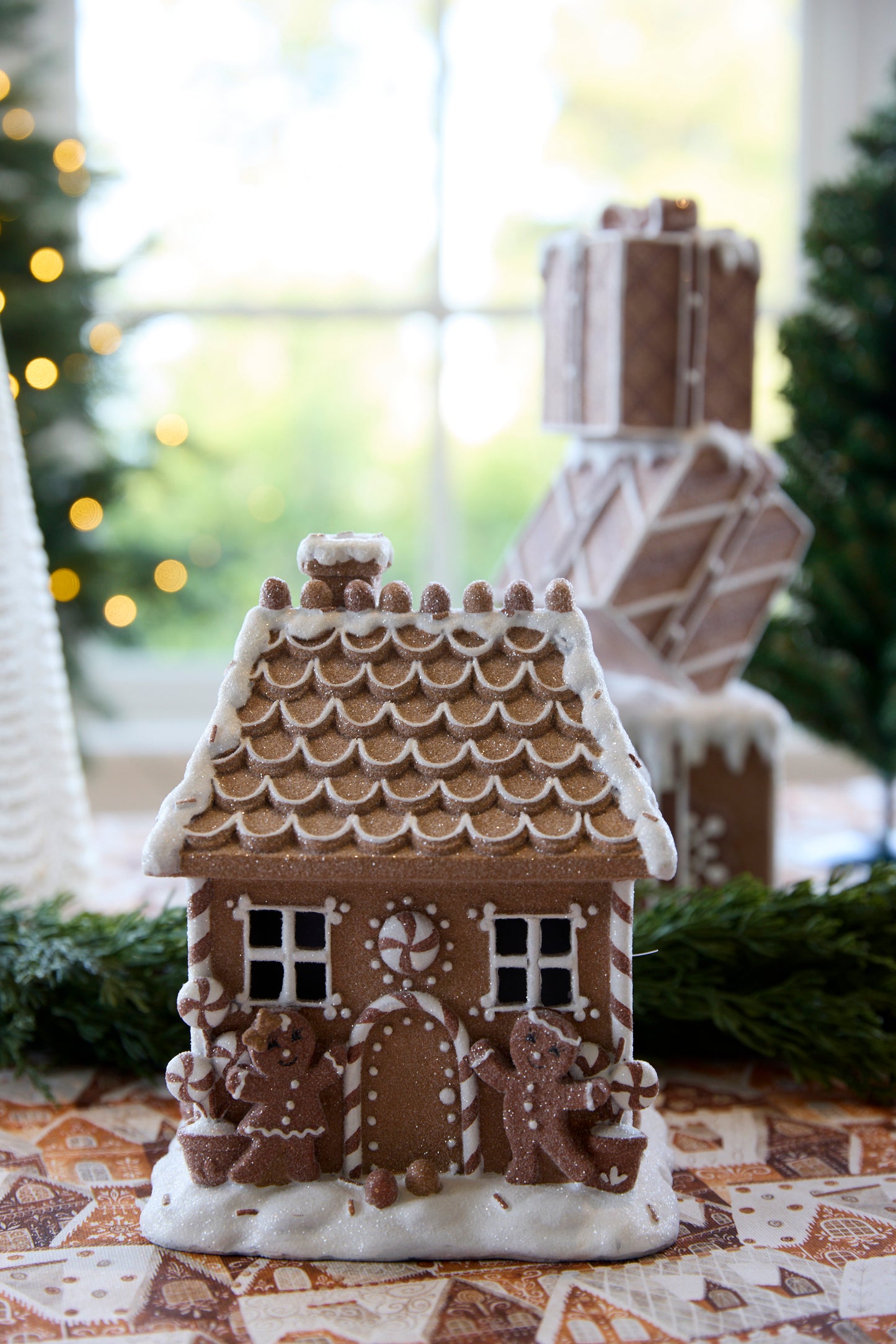 LED PIPED GINGERBREAD COTTAGE