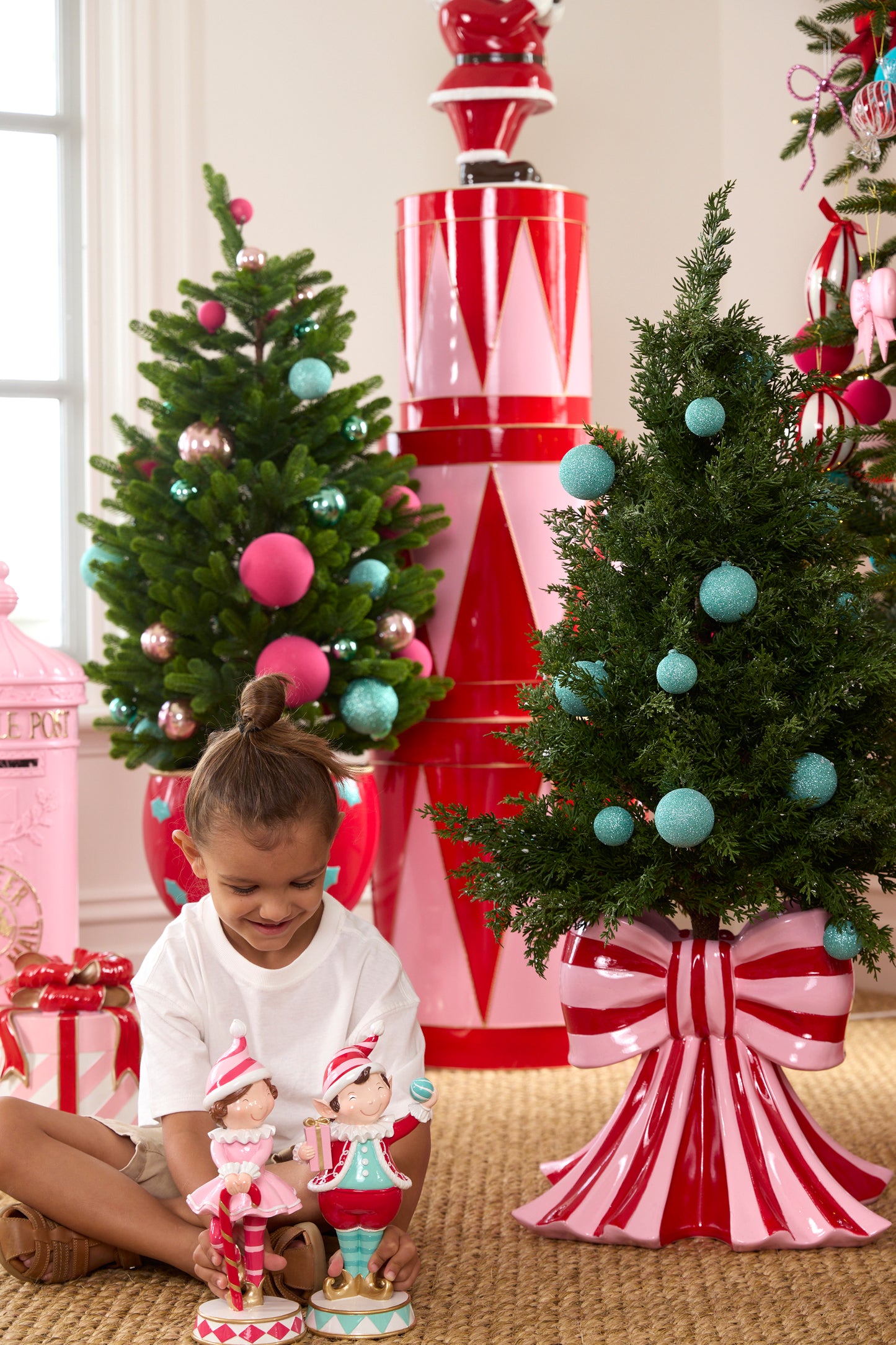 CHEEKY ELF WITH BAUBLE