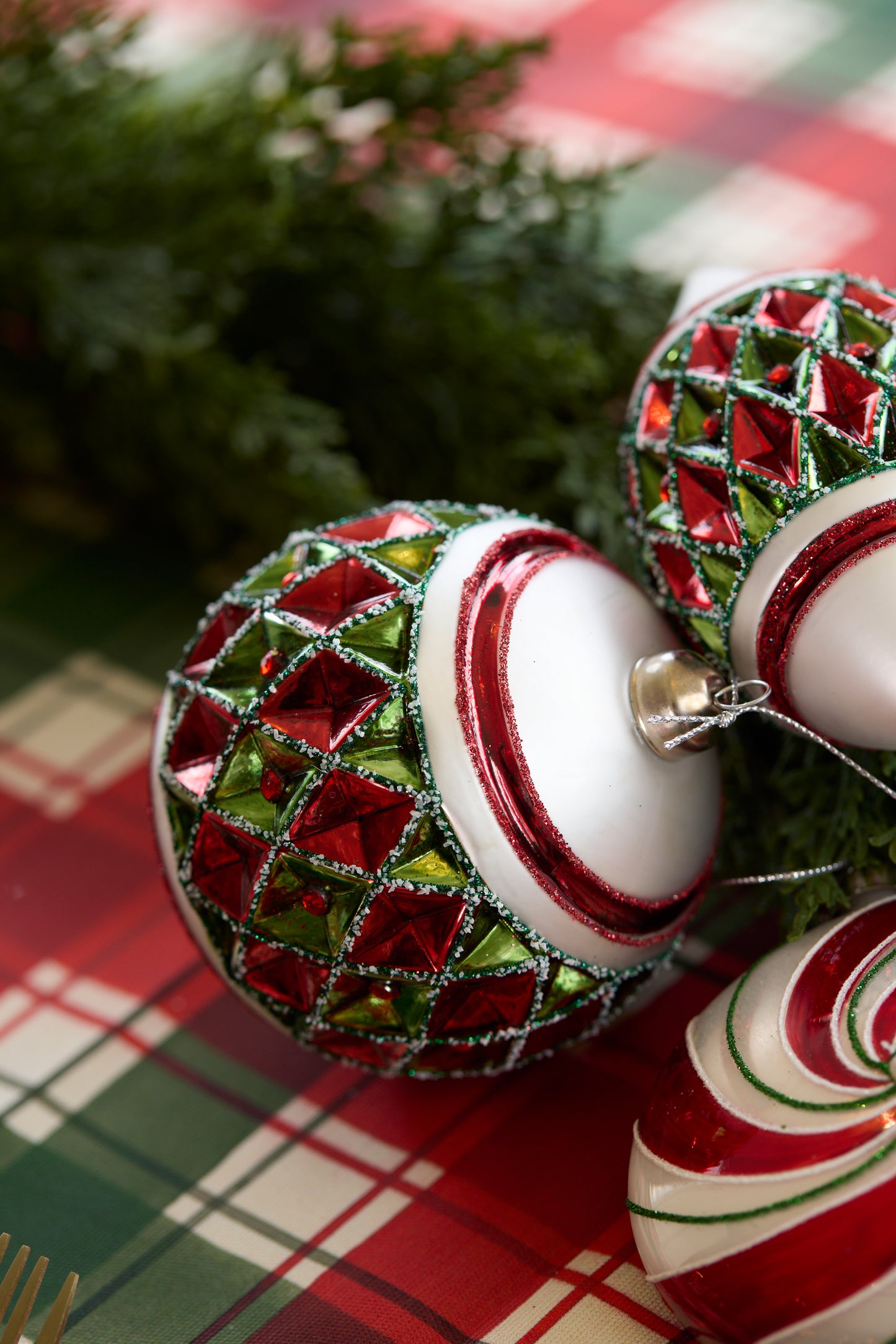 FROSTED RED AND GREEN QUILT BAUBLE