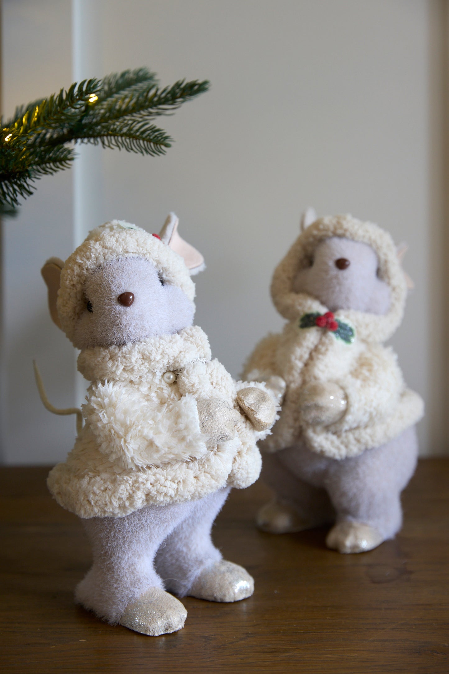 WINTER MOUSE WITH HOLLY
