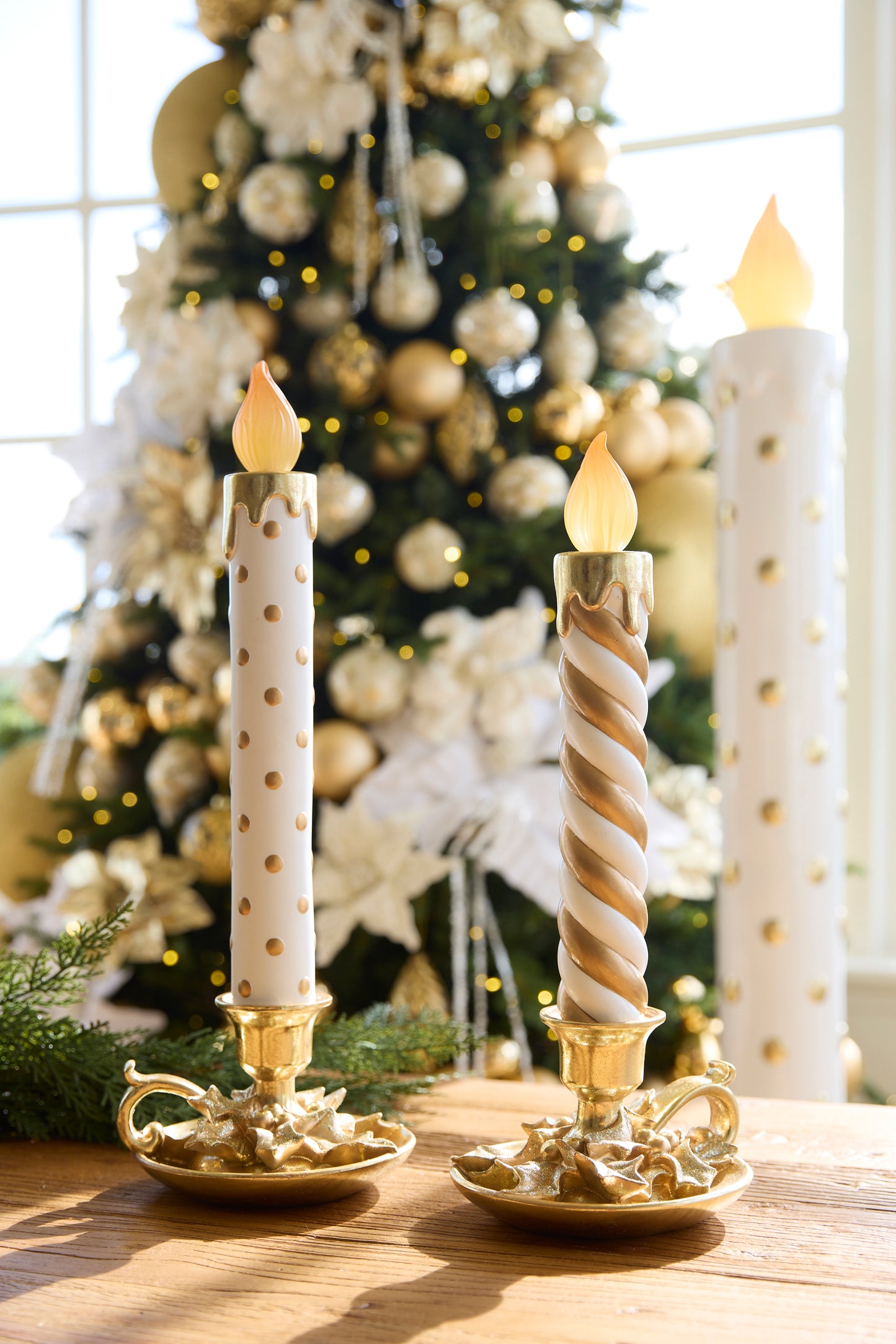 WHITE AND GOLD SWIRL CANDLE DÉCOR