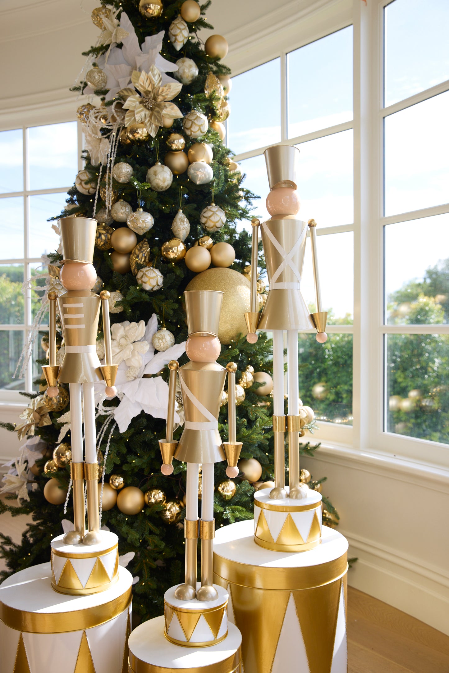 123.5 CM WHITE AND GOLD HARLEQUIN SOLDIER