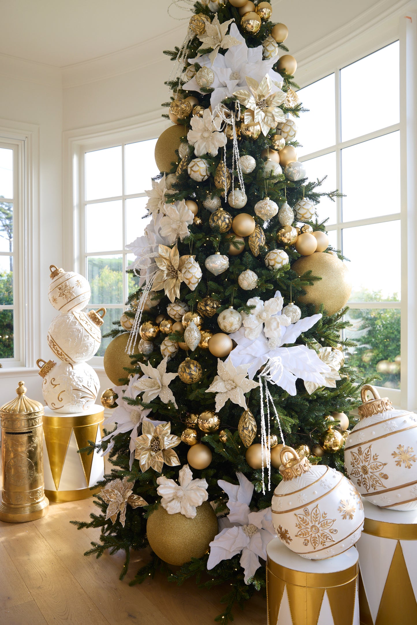 49 CM LED WHITE SNOWFLAKE BAUBLE DECOR