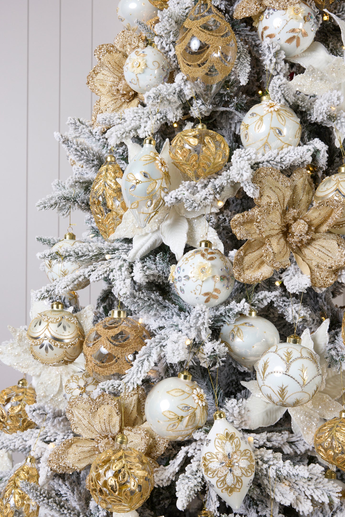 JOYEUX NOEL ORNAMENT PACKAGE - 5.5FT / 6FT