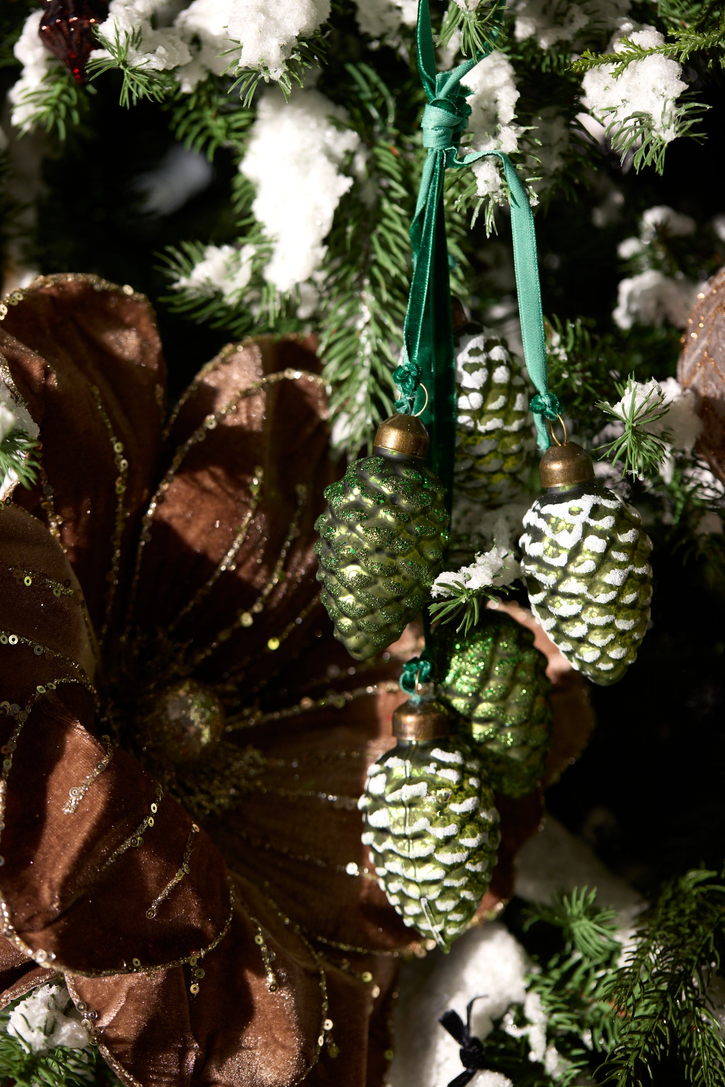 FROSTED GREEN PINECONE CLUSTER