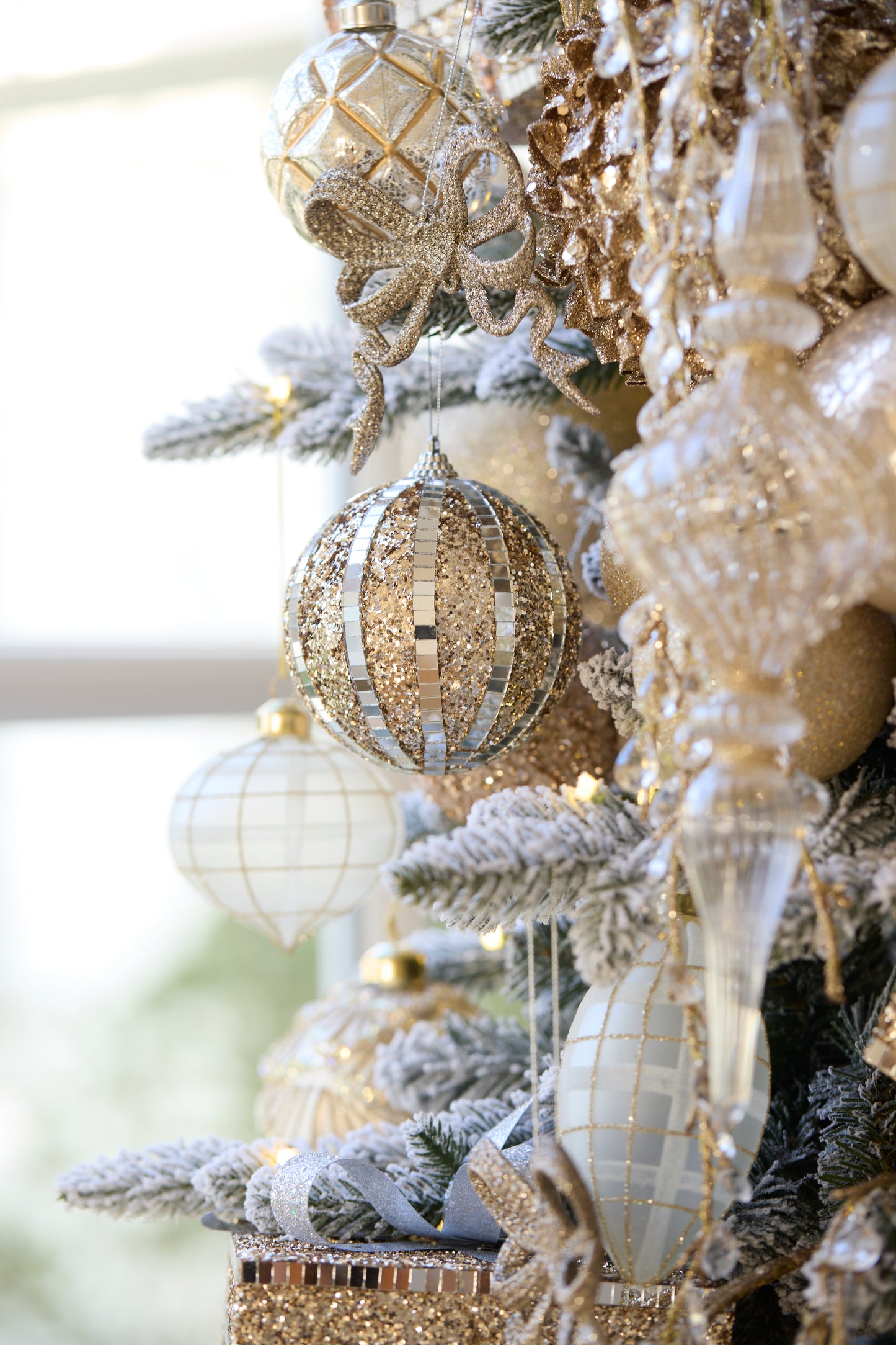 CHAMPAGNE MIRRORED GLITTER BAUBLE