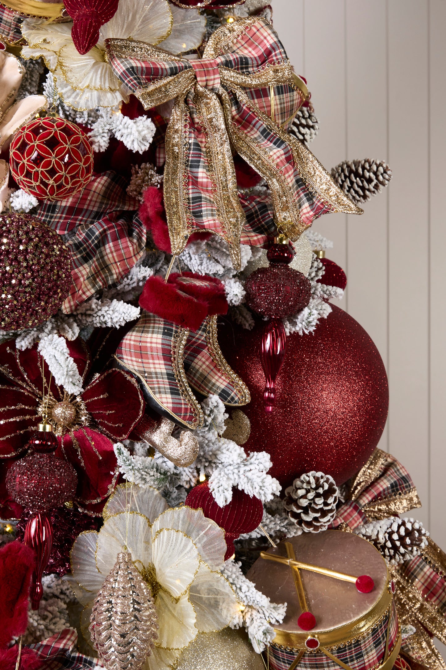 VANILLA BERRY LODGE ORNAMENT PACKAGE - 5.5FT / 6FT