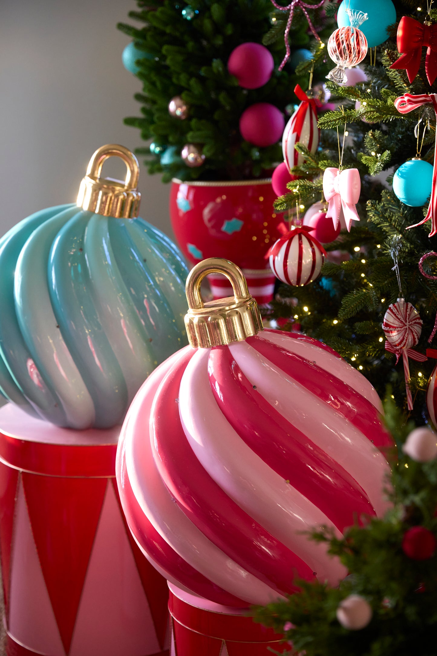 LED AQUA SWIRL BAUBLE DECOR