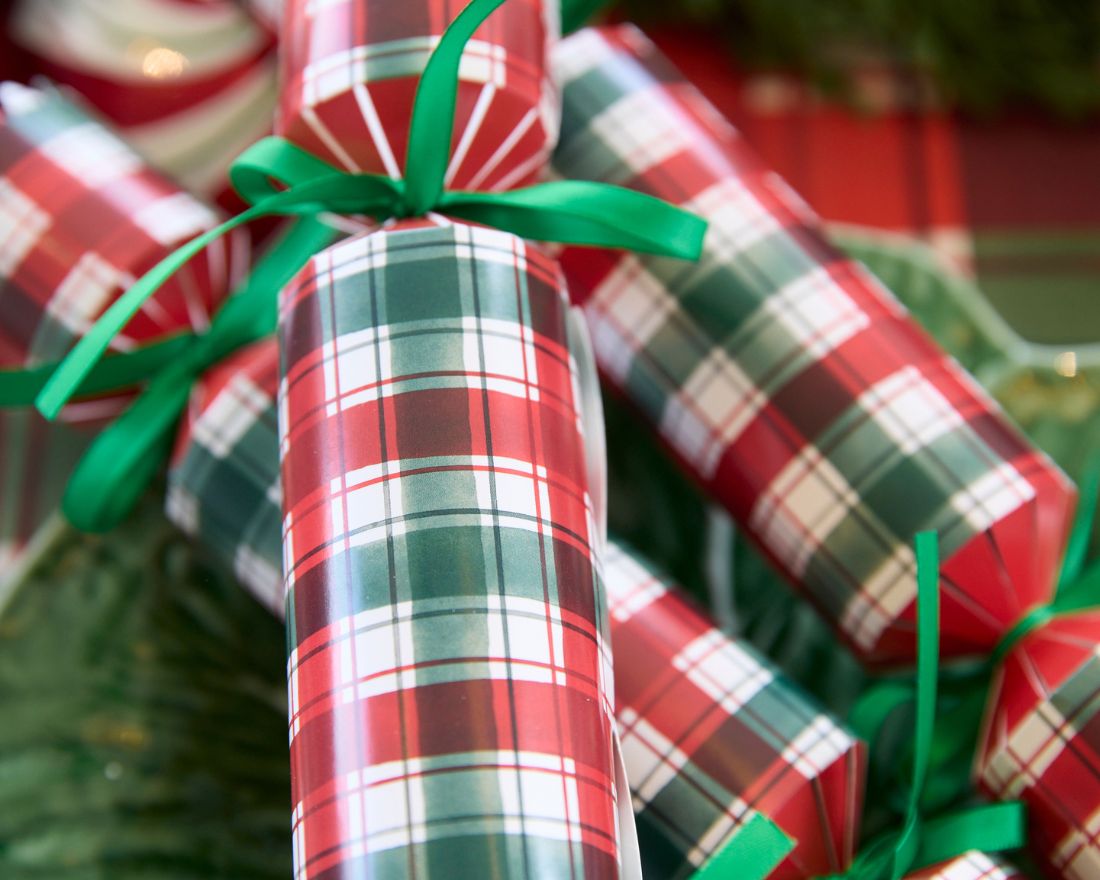 Hosting in Style: Creating a Magical Table Setting on Christmas Day