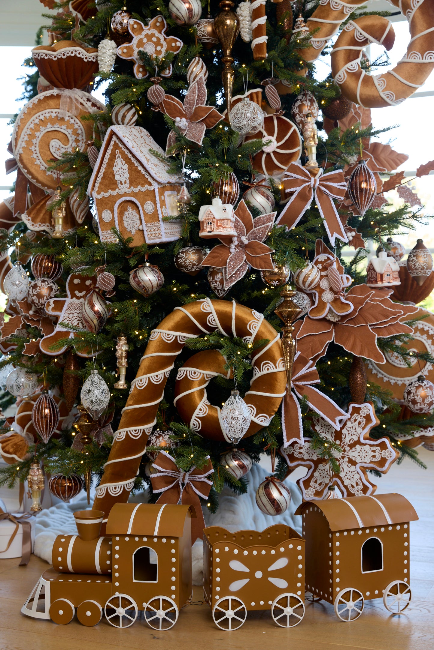 METAL GINGERBREAD TRAIN WITH 2 CARRIAGES