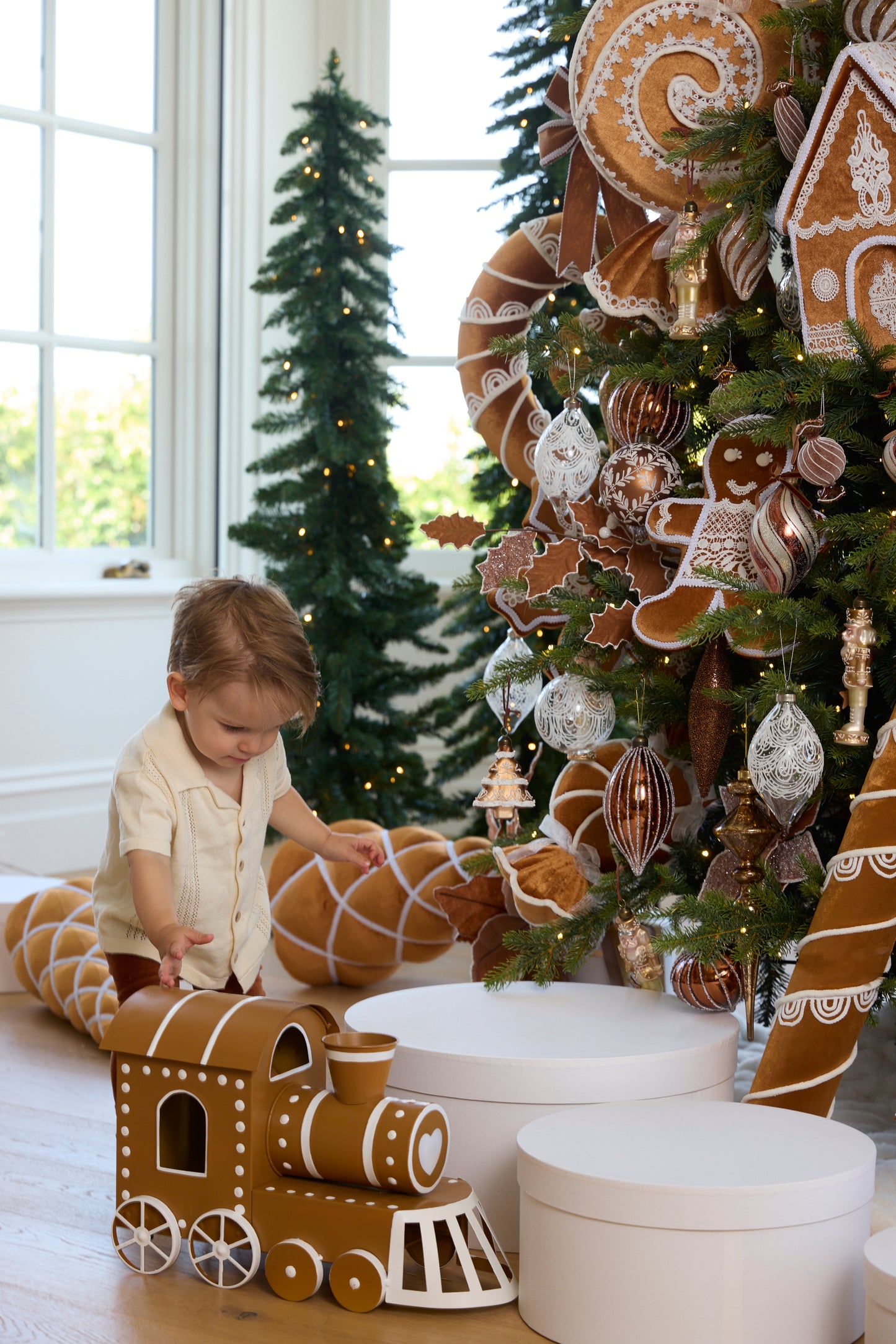 METAL GINGERBREAD TRAIN WITH 2 CARRIAGES