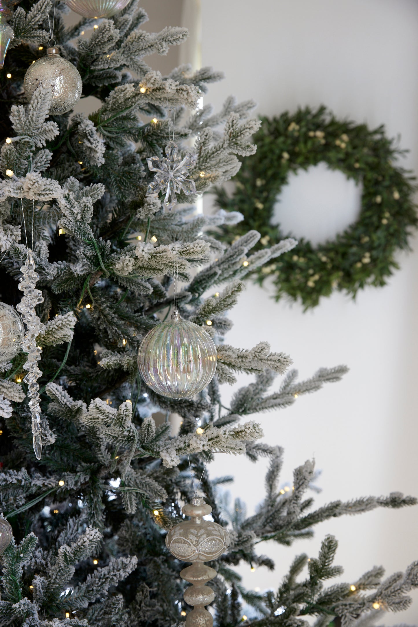 12Cm Ribbed Iridescent Bauble