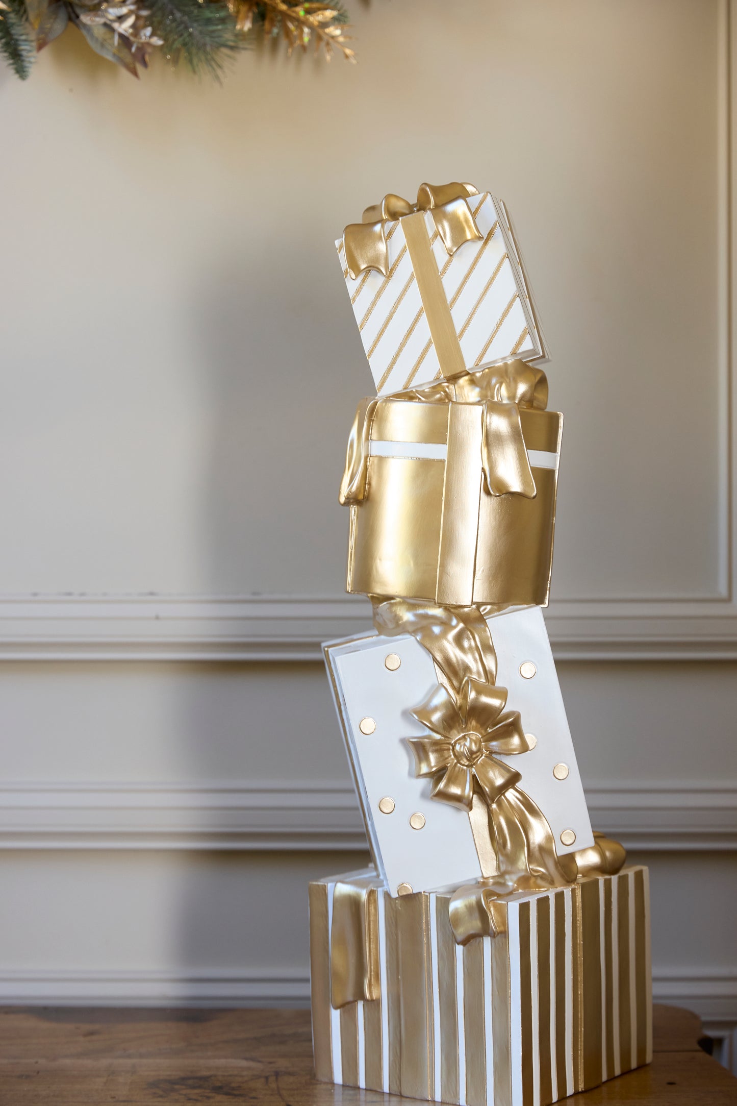 72 Cm White And Gold Present Stack