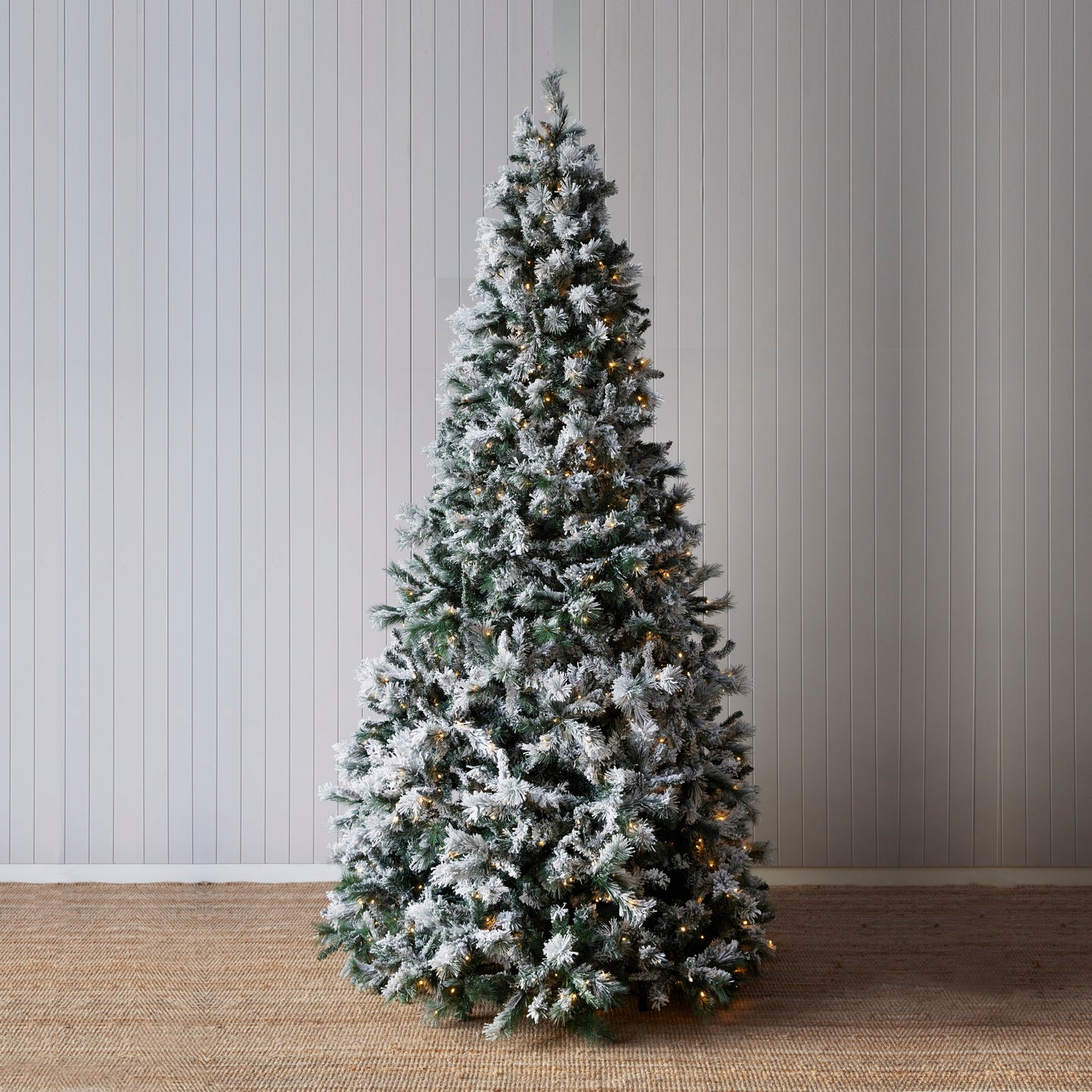 9.5 Ft. Douglas Fir Snow Tree - 760 LED