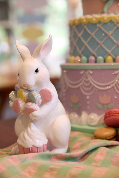 MACARON BUNNY WITH CUPCAKE