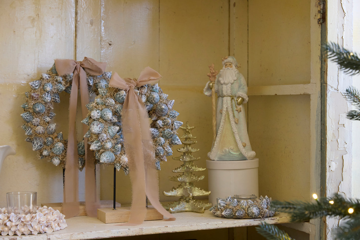 35 Cm Azure Shell Wreath On Stand