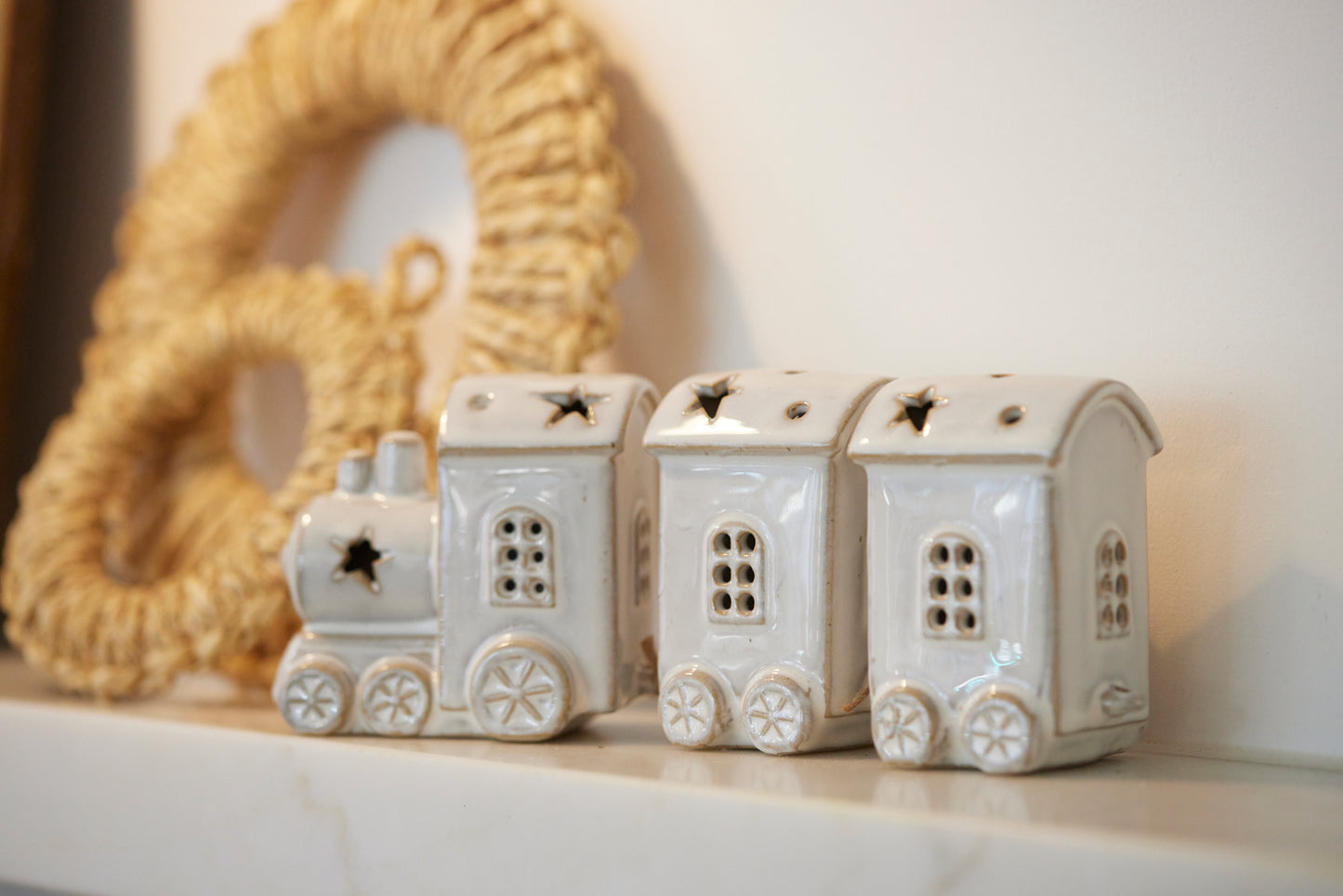 Porcelain Train With 2 Carraidges