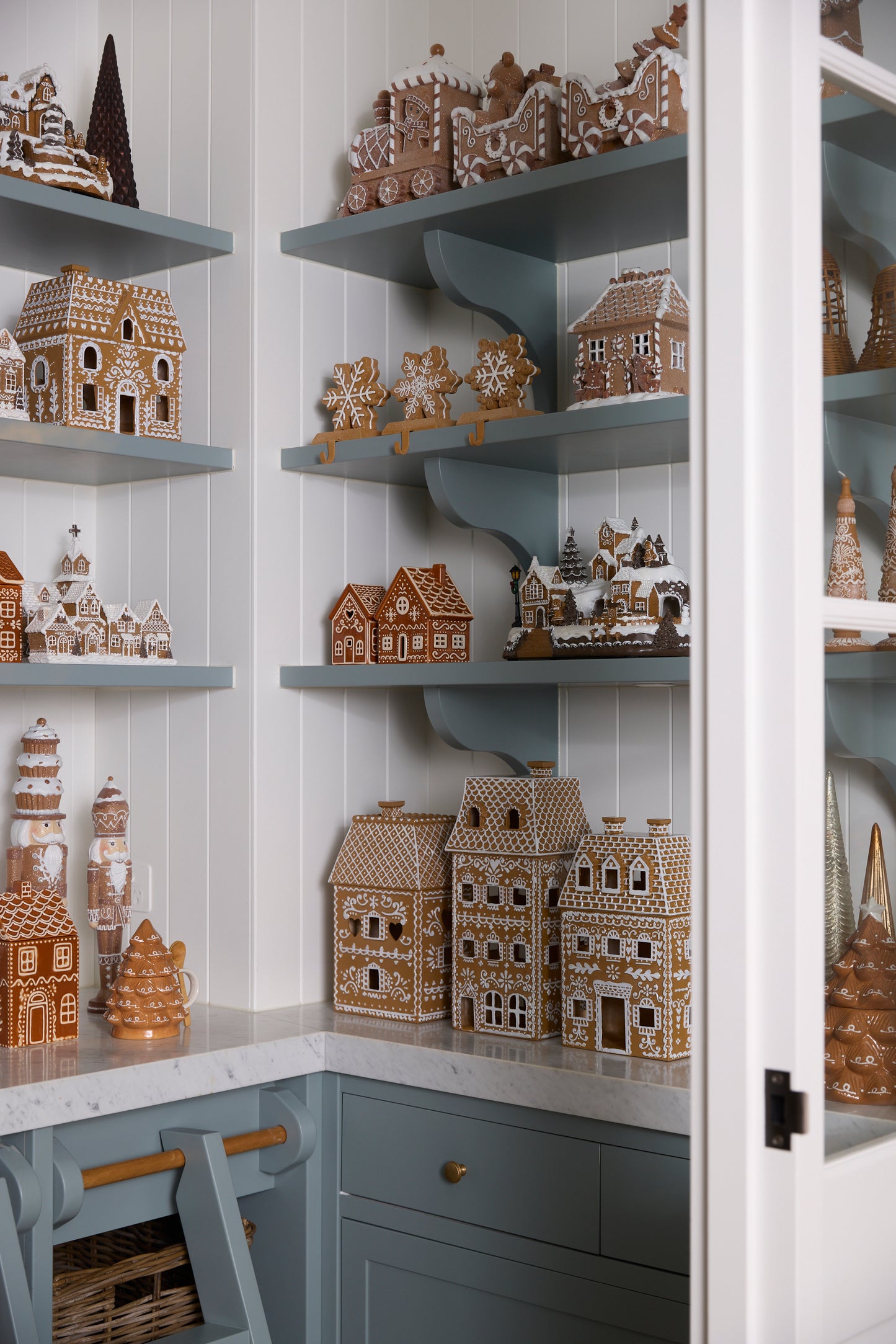 EMBELLISHED GINGERBREAD SNOWFLAKE STOCKING HOLDER