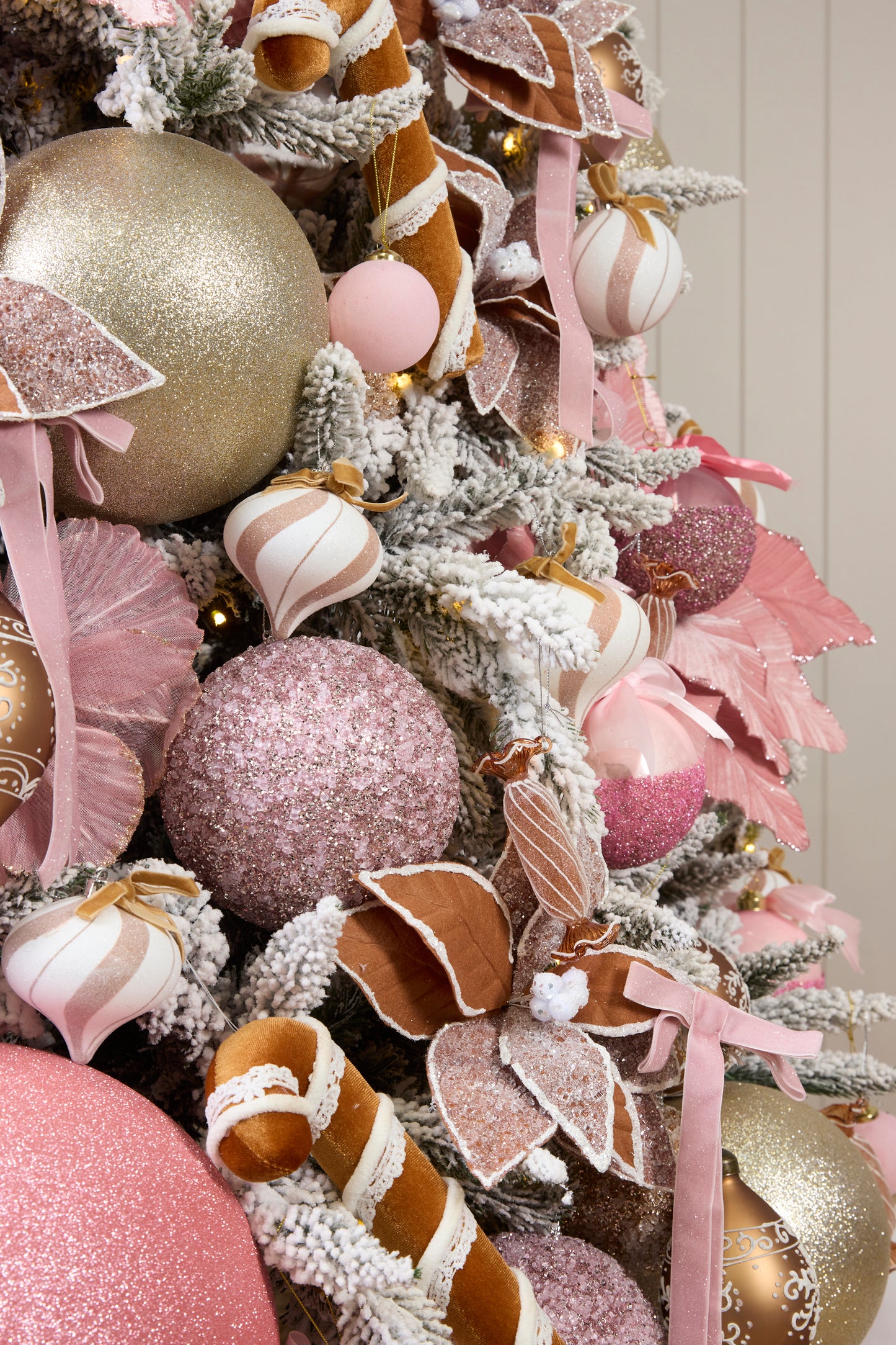 PASTEL GINGERBREAD ORNAMENT PACKAGE - 5.5FT / 6FT