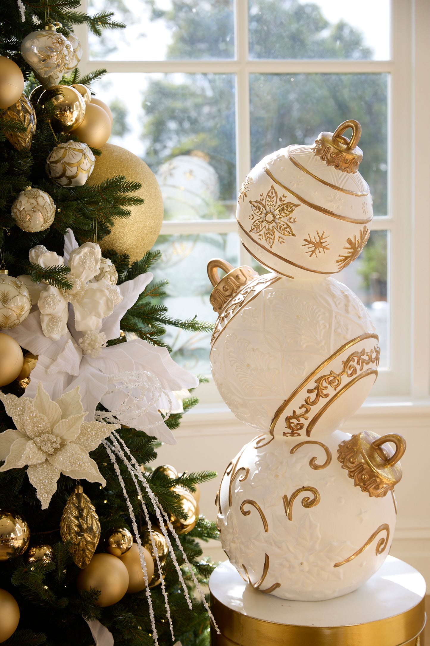 92 CM WHITE AND GOLD SNOWFLAKE BAUBLE STACK